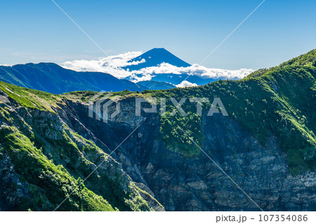 長野県の日本百名山塩見岳登山 稜線越しの富士山 長野県の日本百名山塩見岳登山 稜線越しの富士山 107354086