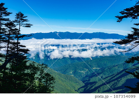 長野県の日本百名山塩見岳登山　三伏峠への登山道から見る中央アルプス 107354099