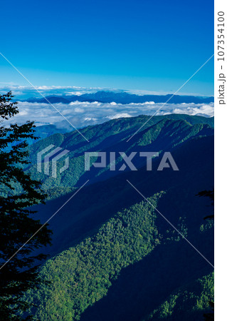 長野県の日本百名山塩見岳登山 三伏峠への登山道から見る北アルプス 長野県の日本百名山塩見岳登山 三伏峠への登山道から見る北アルプス 107354100