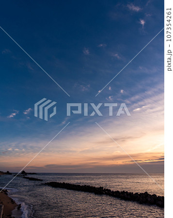 美しい夏の日本海の夕暮れの景色　笹川流れ 107354261