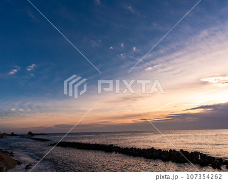 美しい夏の日本海の夕暮れの景色 笹川流れ 美しい夏の日本海の夕暮れの景色 笹川流れ 107354262
