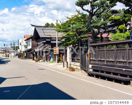 真夏に訪れた旅情豊かな古い街並みの景色　秋田県増田町 107354449