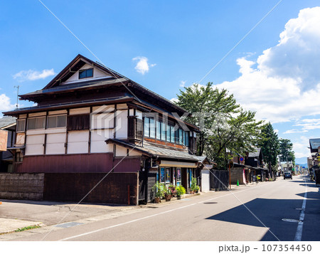 真夏に訪れた旅情豊かな古い街並みの景色　秋田県増田町 107354450