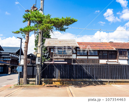 真夏に訪れた旅情豊かな古い街並みの景色　秋田県増田町 107354463