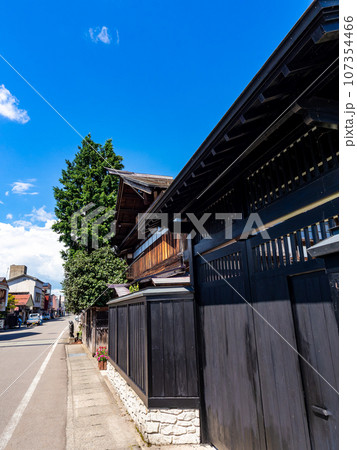 真夏に訪れた旅情豊かな古い街並みの景色　秋田県増田町 107354466