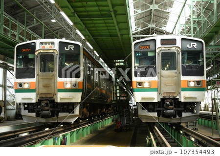 車両基地で並ぶ211系A36編成(横須賀線直通表示)とA9編成(高崎線直通表示) 車両基地で並ぶ211系A36編成(横須賀線直通表示)とA9編成(高崎線直通表示) 107354493