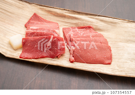 焼肉用国産牛もも肉　知多牛 107354557