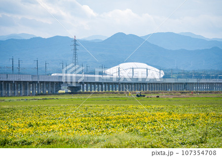 田園地帯を走る北陸新幹線イメージ|小松駅と加賀温泉駅の間|石川県小松市 田園地帯を走る北陸新幹線イメージ|小松駅と加賀温泉駅の間|石川県小松市 107354708