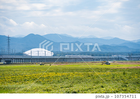 田園地帯を走る北陸新幹線イメージ｜小松駅と加賀温泉駅の間｜石川県小松市 107354711