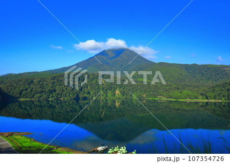 【宮崎県】高千穂峰と御池(霧島連峰) 【宮崎県】高千穂峰と御池(霧島連峰) 107354726