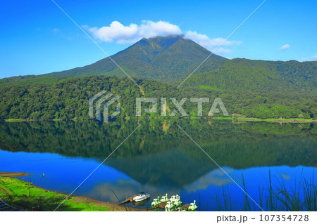 【宮崎県】高千穂峰と御池（霧島連峰） 107354728
