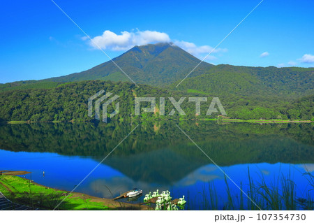 【宮崎県】高千穂峰と御池(霧島連峰) 【宮崎県】高千穂峰と御池(霧島連峰) 107354730