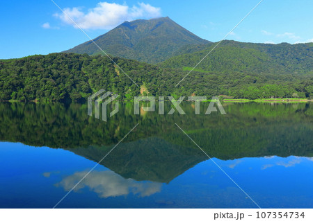 【宮崎県】高千穂峰と御池（霧島連峰） 107354734
