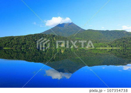 【宮崎県】高千穂峰と御池(霧島連峰) 【宮崎県】高千穂峰と御池(霧島連峰) 107354738
