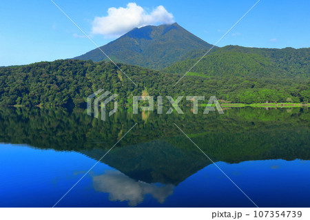 【宮崎県】高千穂峰と御池（霧島連峰） 107354739