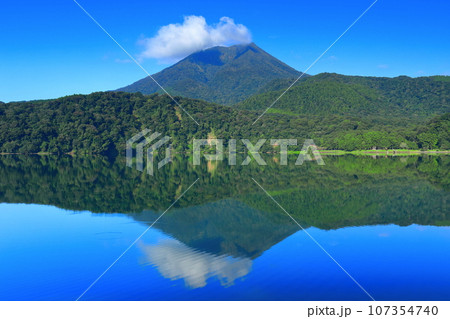 【宮崎県】高千穂峰と御池(霧島連峰) 【宮崎県】高千穂峰と御池(霧島連峰) 107354740