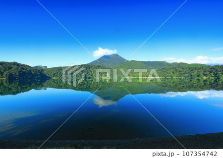 【宮崎県】高千穂峰と御池(霧島連峰) 【宮崎県】高千穂峰と御池(霧島連峰) 107354742
