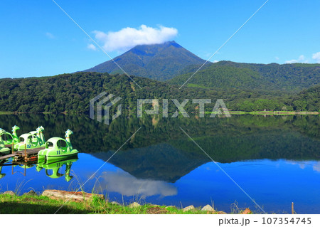 【宮崎県】高千穂峰と御池(霧島連峰) 【宮崎県】高千穂峰と御池(霧島連峰) 107354745