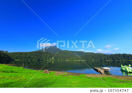 【宮崎県】高千穂峰と御池(霧島連峰) 【宮崎県】高千穂峰と御池(霧島連峰) 107354747