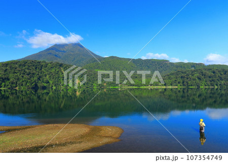 【宮崎県】高千穂峰と御池(霧島連峰) 【宮崎県】高千穂峰と御池(霧島連峰) 107354749