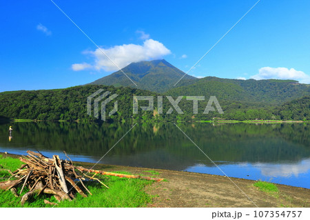 【宮崎県】高千穂峰と御池(霧島連峰) 【宮崎県】高千穂峰と御池(霧島連峰) 107354757