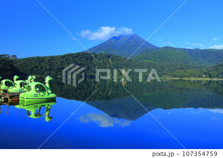 【宮崎県】高千穂峰と御池(霧島連峰) 【宮崎県】高千穂峰と御池(霧島連峰) 107354759