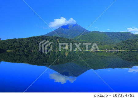 【宮崎県】高千穂峰と御池(霧島連峰) 【宮崎県】高千穂峰と御池(霧島連峰) 107354763