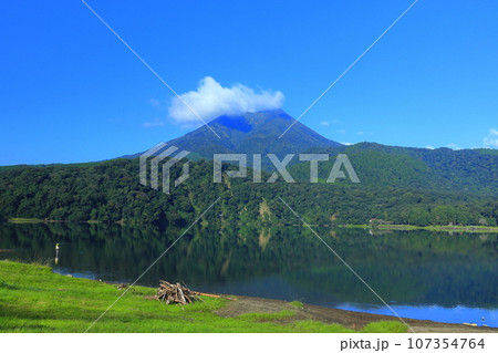【宮崎県】高千穂峰と御池(霧島連峰) 【宮崎県】高千穂峰と御池(霧島連峰) 107354764