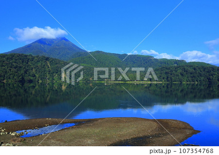 【宮崎県】高千穂峰と御池(霧島連峰) 【宮崎県】高千穂峰と御池(霧島連峰) 107354768
