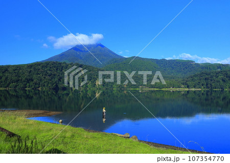 【宮崎県】高千穂峰と御池（霧島連峰） 107354770