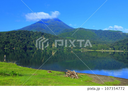 【宮崎県】高千穂峰と御池（霧島連峰） 107354772
