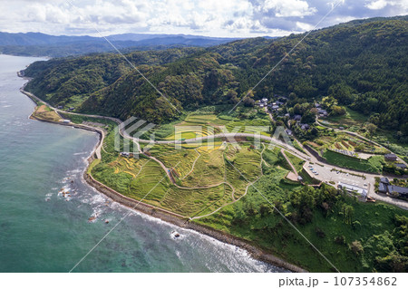ドローン撮影|山の斜面に小さな田んぼが並ぶ世界遺産の白米千枚田の空撮|石川県輪島市 ドローン撮影|山の斜面に小さな田んぼが並ぶ世界遺産の白米千枚田の空撮|石川県輪島市 107354862