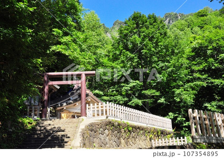 長野市　戸隠神社の奥社本殿と深緑と戸隠山 107354895