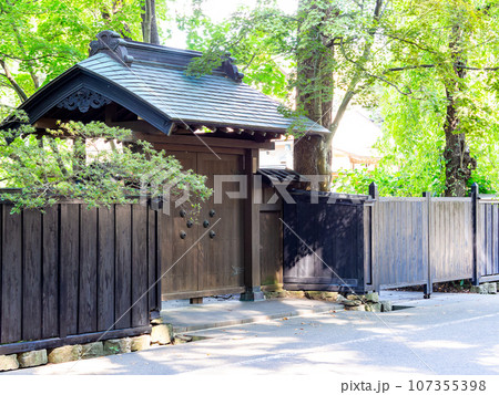 趣深い角館の武家屋敷の夏景色　歴史的街並み 107355398