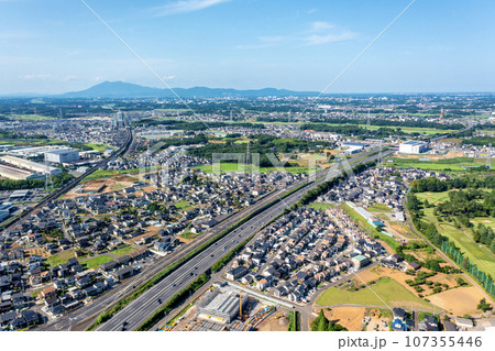 みどりの駅付近の常磐道とつくばエクスプレス(茨城県つくば市) みどりの駅付近の常磐道とつくばエクスプレス(茨城県つくば市) 107355446