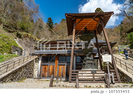 山形県山形市　山寺と通称される立石寺の山頂の奥之院と大仏殿 107355455