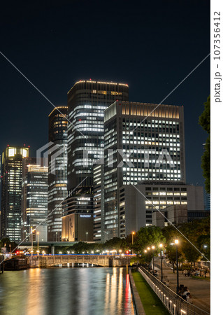 大阪淀屋橋と中之島公園付近の夜景 107356412
