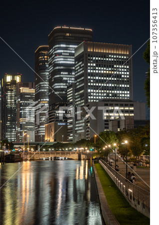 大阪淀屋橋と中之島公園付近の夜景 107356413