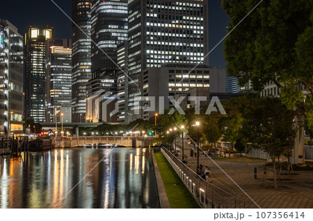 大阪淀屋橋と中之島公園付近の夜景 107356414