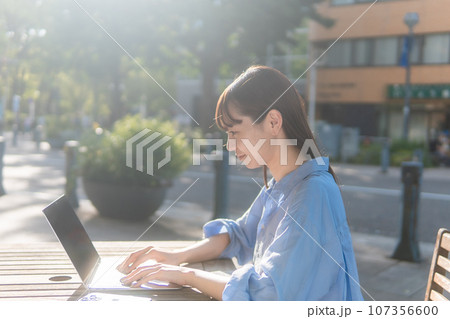 ノマドワーカー カフェで仕事をする若い女性 ノマドワーカー カフェで仕事をする若い女性 107356600