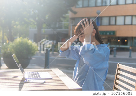 ノマドワーカー カフェで仕事をする若い女性 ノマドワーカー カフェで仕事をする若い女性 107356603