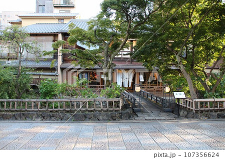 京都のまちなみ　祇園白川　巽橋界隈　PASS THE BATON・お茶と酒 たすき 京都祇園店 107356624