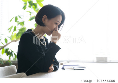 お葬式で泣く女性の写真 お葬式で泣く女性の写真 107356686