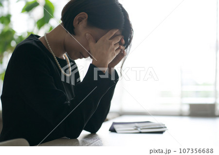 お葬式で泣く女性の写真 107356688