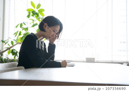 お葬式で泣く女性の写真 お葬式で泣く女性の写真 107356690