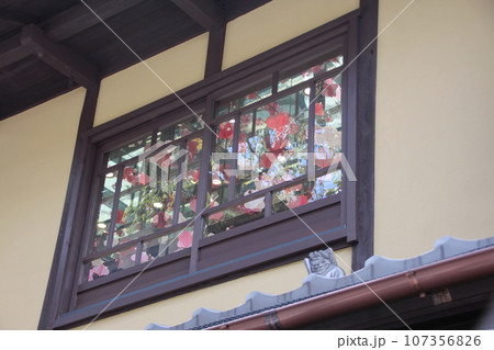京都の美しい和風住宅の窓と鍾馗さん　木製引き違い窓　格子入り 107356826