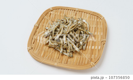カタクチイワシの煮干し(いりこ) カタクチイワシの煮干し(いりこ) 107356850