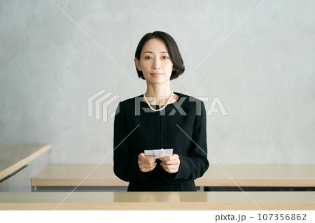 葬儀に参列する女性の写真 107356862