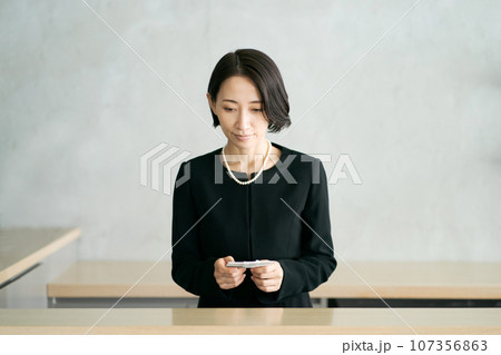 葬儀に参列する女性の写真 葬儀に参列する女性の写真 107356863