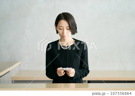 葬儀に参列する女性の写真 葬儀に参列する女性の写真 107356864